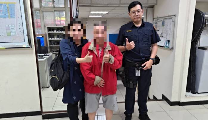 處理員警與老翁(中)及家屬合影。(圖/記者 戴昱弘翻攝)