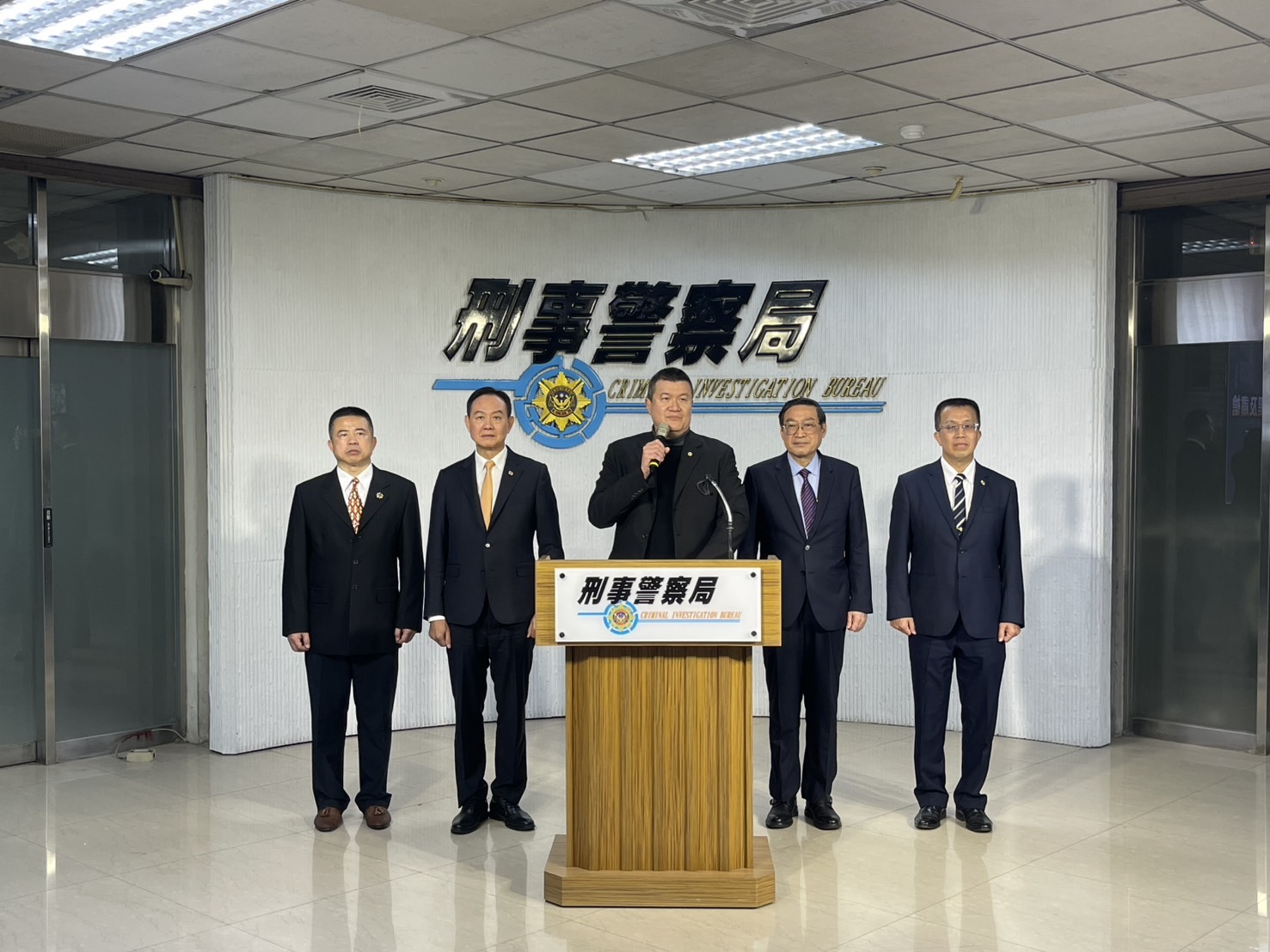 由左至右：刑事局副局長蕭欽杰、局長周幼偉、內政部次長馬士元、副局長林故廷、副局長陳世煌聯合主持詐防記者會。（記者徐煜勝翻攝）