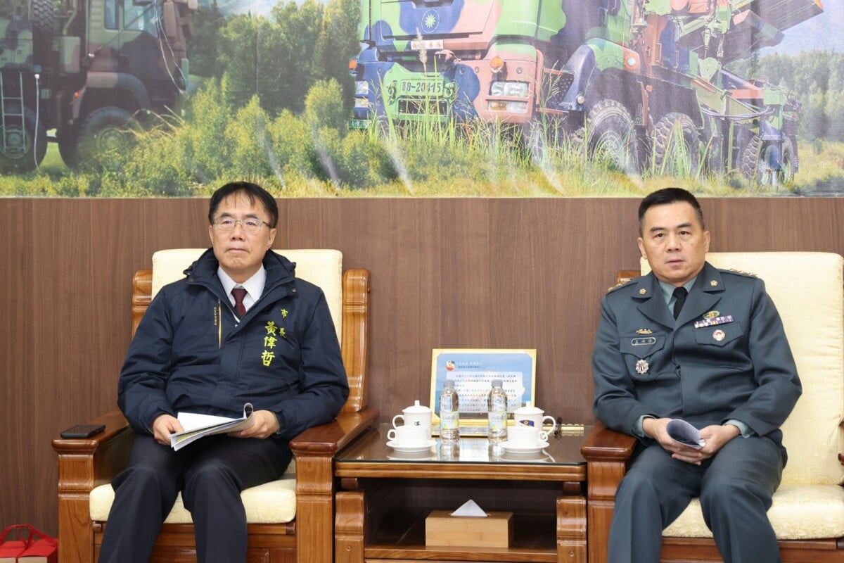▲黃偉哲市長視察營區與陸軍司令呂坤修上將會談。