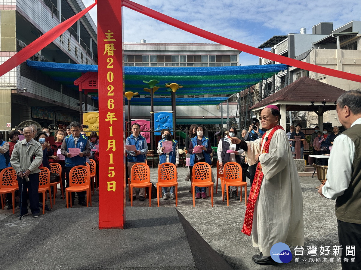 蘇主教主持動工祈福典禮灑聖水祝福。(記者扶小萍攝)