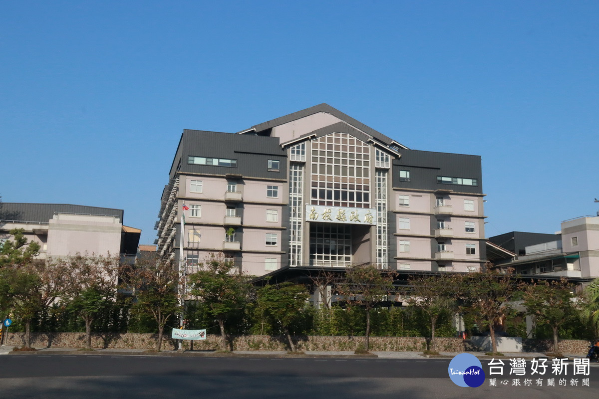 南投縣府秘書長和副秘書長16日同步到任。（記者扶小萍攝）