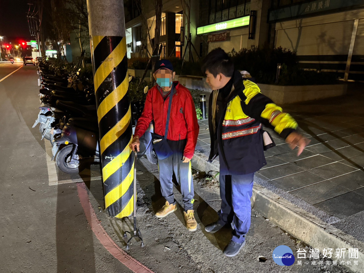 老翁深夜體力不支路邊休息，楊梅警即時關懷護送返家。