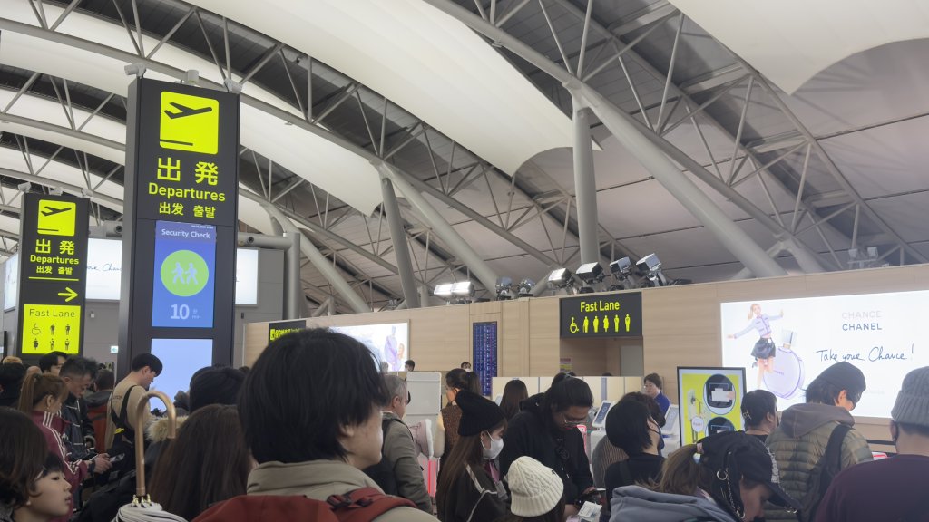 快訊/直擊/日本關西機場大亂!不明原因安檢全暫停-大批旅客全塞安檢門