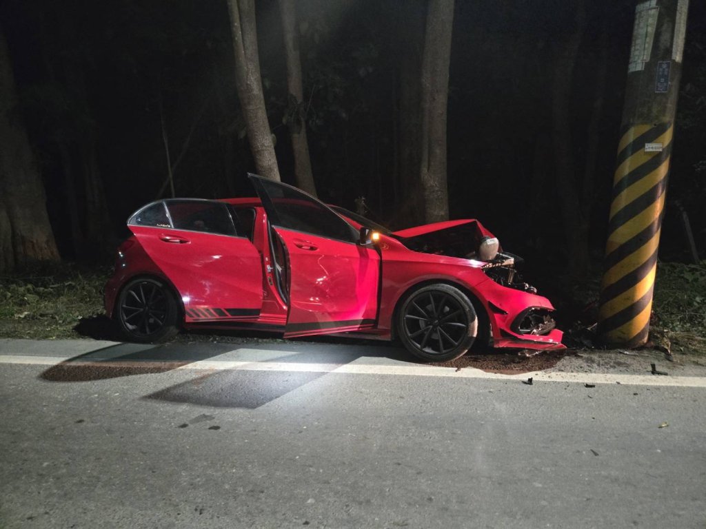 影／凌晨自撞電桿人卻走了　橋頭通燕路事故　女駕駛去向成謎