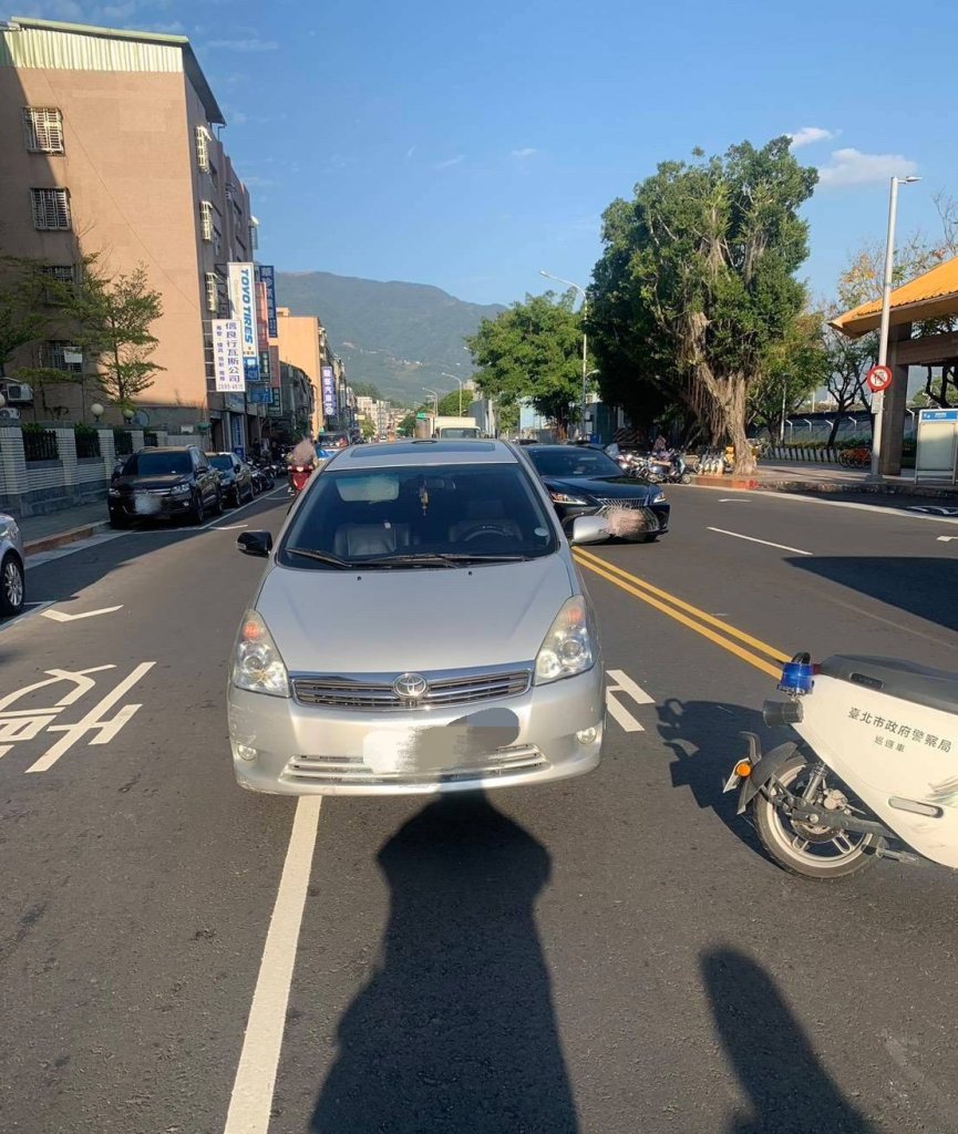 警攔闖紅燈反遭撞倒-北投捷運站前驚險一瞬-51歲警員送醫