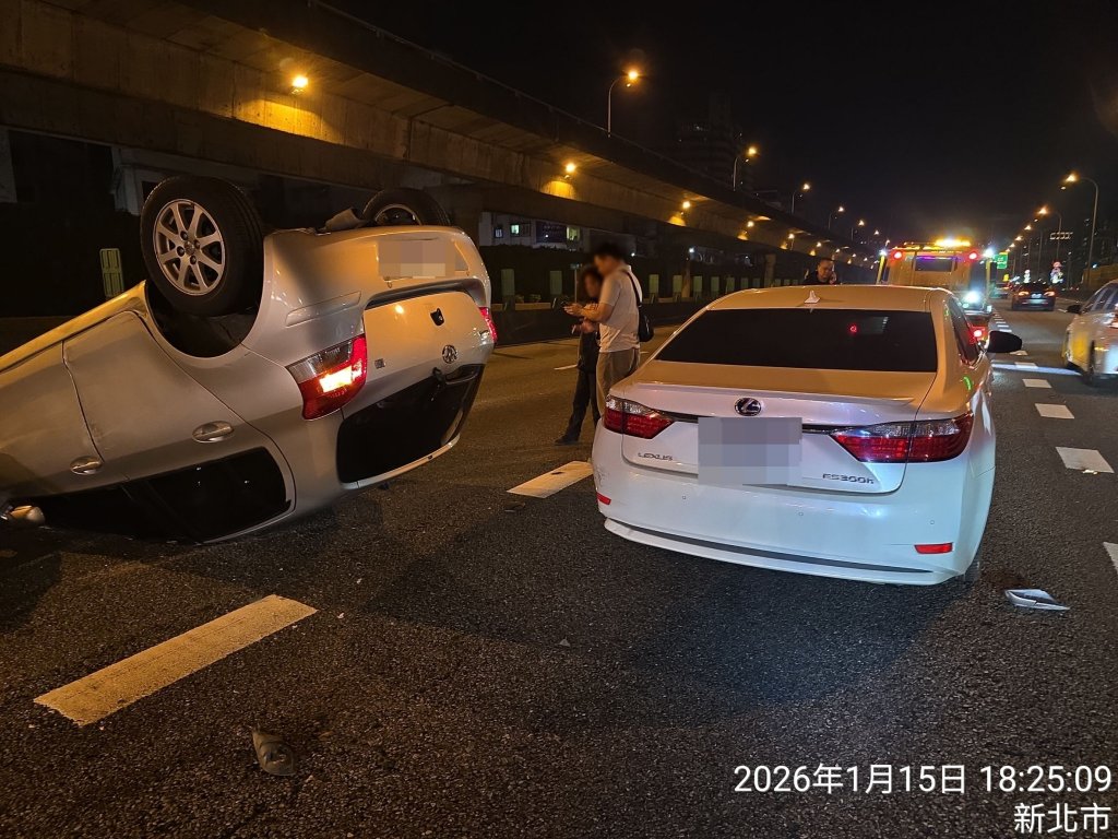 國道汐止段5車連環撞翻車　疑23歲男鬼切釀禍