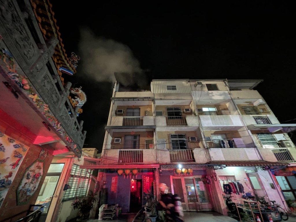 高雄私壇頂樓竄火!黑煙竄出、25勇消奮力搶救