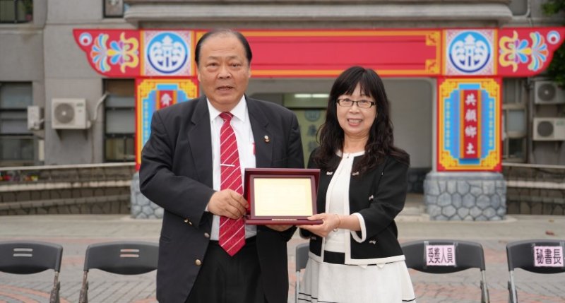 主計處長劉梅滿屆齡榮退  陳光復頒贈金牌感謝36年公職奉獻