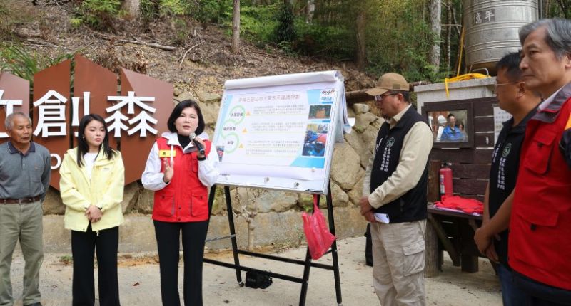 張麗善率隊勘查草嶺山林火警 指示建置蓄水系統及消防管線 強化救災量能
