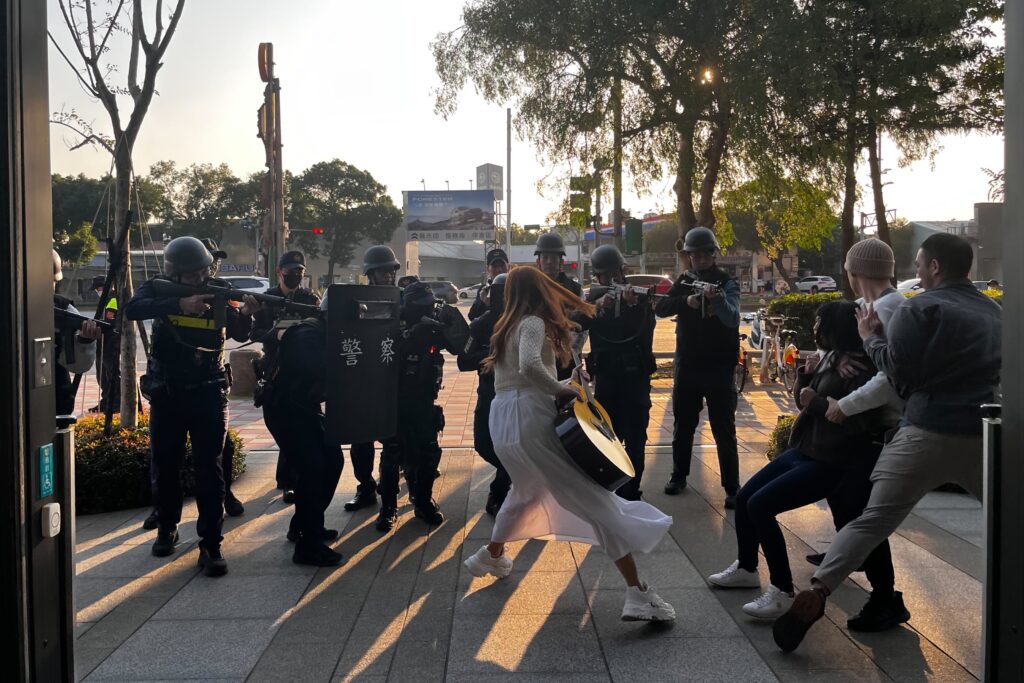 有人知道文林北路上在捉什麼嗎 北投警演練太逼真 快打擒搶匪引圍觀 63 MEITU 20260115 120735153