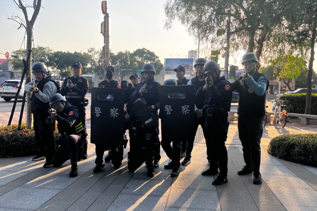 有人知道文林北路上在捉什麼嗎 北投警演練太逼真 快打擒搶匪引圍觀 64 MEITU 20260115 120753925