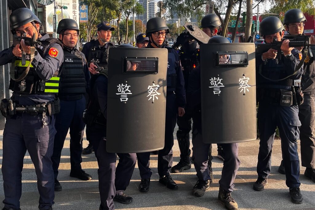 有人知道文林北路上在捉什麼嗎 北投警演練太逼真 快打擒搶匪引圍觀 65 MEITU 20260115 120816432