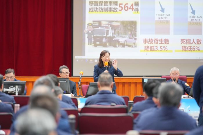 贈百萬裝備力挺新北警 牙醫公會防毒防酒駕不缺席 20 《圖說》新北市牙醫師公會副理事長賴宜姍於捐贈典禮中致詞。〈警察局提供〉