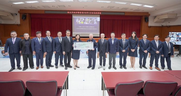 贈百萬裝備力挺新北警 牙醫公會防毒防酒駕不缺席 21 《圖說》新北市牙醫師公會副理事長賴宜姍暨與會代表計14名,捐贈新北市政府警察局新臺幣20萬5000元,由警察局長方仰寧代表受贈。〈警察局提供〉