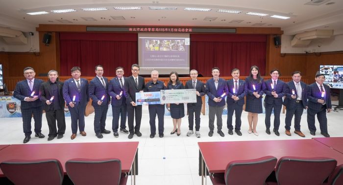 贈百萬裝備力挺新北警 牙醫公會防毒防酒駕不缺席 22 《圖說》新北市牙醫師公會代表成員計14名,持捐贈之「L15快速酒精檢知器」與警察局局長方仰寧合影。〈警察局提供〉