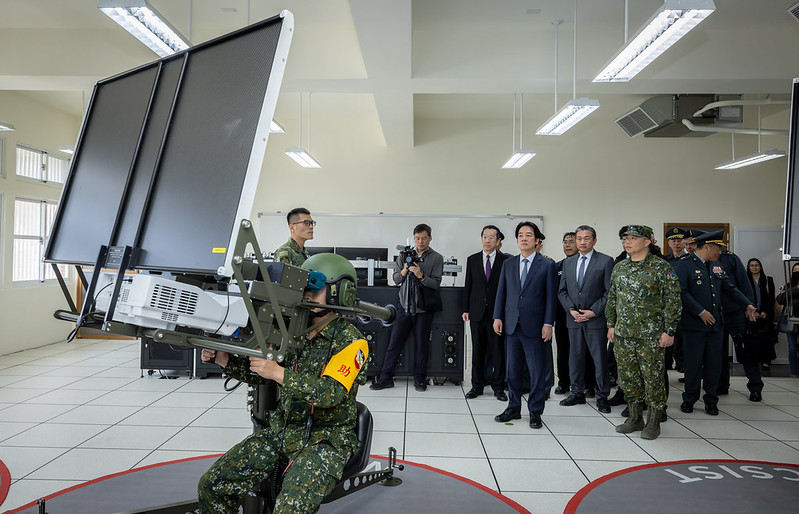 總統主持陸軍砲兵訓練指揮部啟用典禮 肯定地方、國防與市政發展的共贏計畫。 30 %E7%B8%BD%E7%B5%B1%E8%A6%96%E5%B0%8E%E6%96%B0%E5%BC%8F%E8%A3%9D%E5%82%99%E5%8F%8A%E9%A3%9B%E5%BD%88%E8%A8%93%E7%B7%B4%E6%A8%A1%E6%93%AC%E5%99%A8