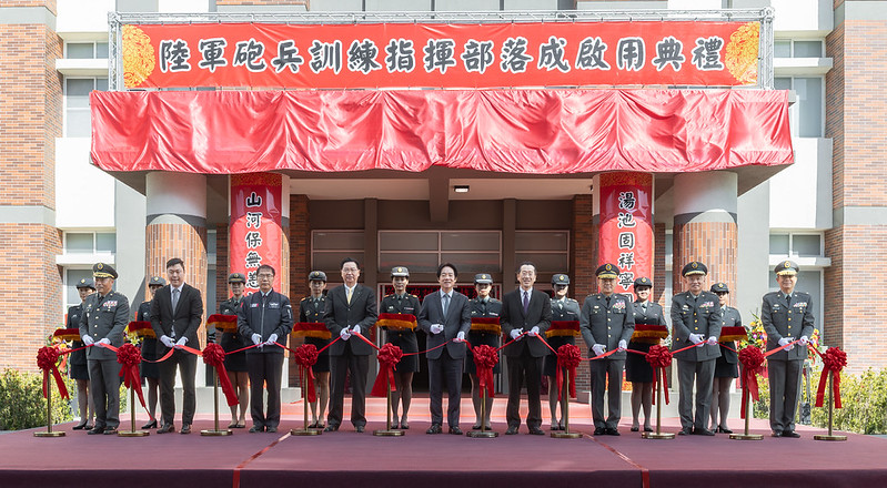 總統主持陸軍砲兵訓練指揮部啟用典禮 肯定地方、國防與市政發展的共贏計畫。 31 %E7%B8%BD%E7%B5%B1%E6%8A%B5%E9%81%94%E5%BE%8C%E9%A6%96%E5%85%88%E8%88%87%E7%8F%BE%E5%A0%B4%E8%B2%B4%E8%B3%93%E4%B8%80%E5%90%8C%E9%80%B2%E8%A1%8C%E5%89%AA%E7%B6%B5%E5%84%80%E5%BC%8F