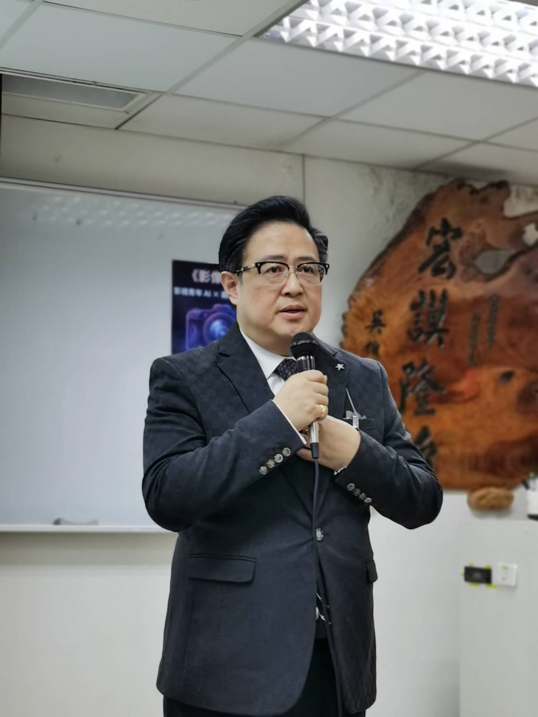 台北影音公會新北記者工會重棒出擊 《影像世代》AI論壇座無虛席 40 《圖說》台北市影音節目製作商業同業公會理事長陳仲祺於《影像世代》影視青年 AI × 新媒體應用論壇中致詞,分享 AI 工具對影視創作流程與產業發展帶來的影響。〈記者葉柏成攝〉