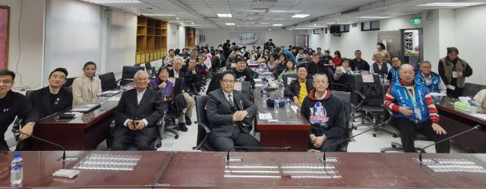 台北影音公會新北記者工會重棒出擊 《影像世代》AI論壇座無虛席 44 《圖說》《影像世代》影視青年 AI × 新媒體應用論壇在新北市登場,吸引影視音產業業者與青年影視創作者近百人與會,現場交流 AI 在影視創作與產業應用的實務經驗。〈記者葉柏成攝〉