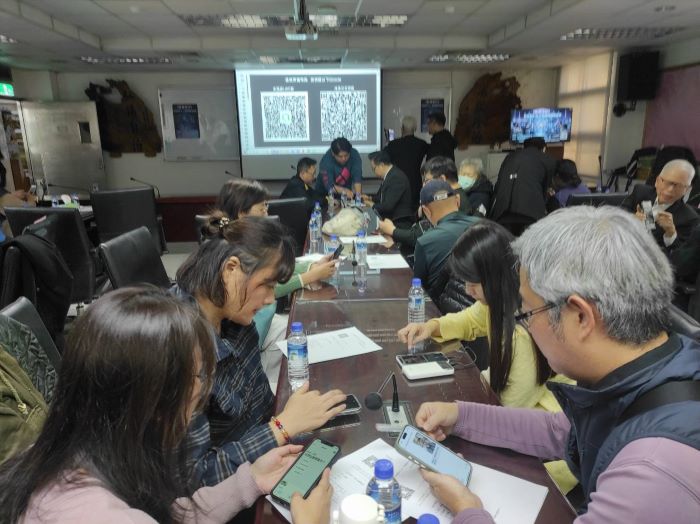 台北影音公會新北記者工會重棒出擊 《影像世代》AI論壇座無虛席 45 《圖說》論壇安排 AI 影像實作工作坊,講師帶領學員實際操作腳本發想與短影音剪輯,讓與會青年創作者將 AI 應用即時轉化為創作成果。〈記者葉柏成攝〉