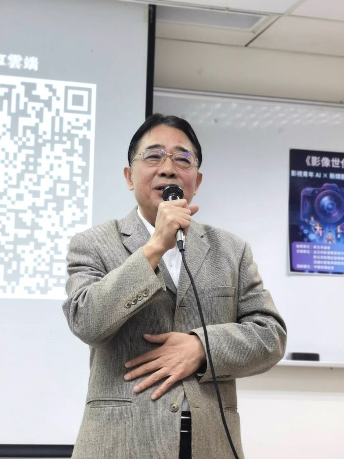 新北議會全力支援 AI《影像世代》論壇圓滿落幕獲肯定 45 《圖說》新北市議會副秘書長李政勳肯定影視青年勇於嘗試新科技,期盼透過論壇交流,激發更多跨域合作的可能。〈記者葉柏成攝〉