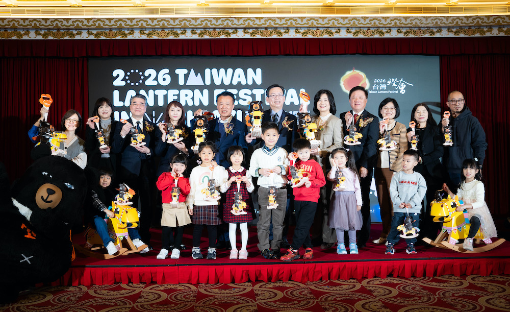 嘉義縣政府將於燈會期間，在主展區的太子大道與信義二路交叉口（近永慶高中），每日下午三點起限量發放「喔熊馬抵嘉」小提燈，每人僅限領取一盞，發完為止。（圖/嘉義縣政府提供）