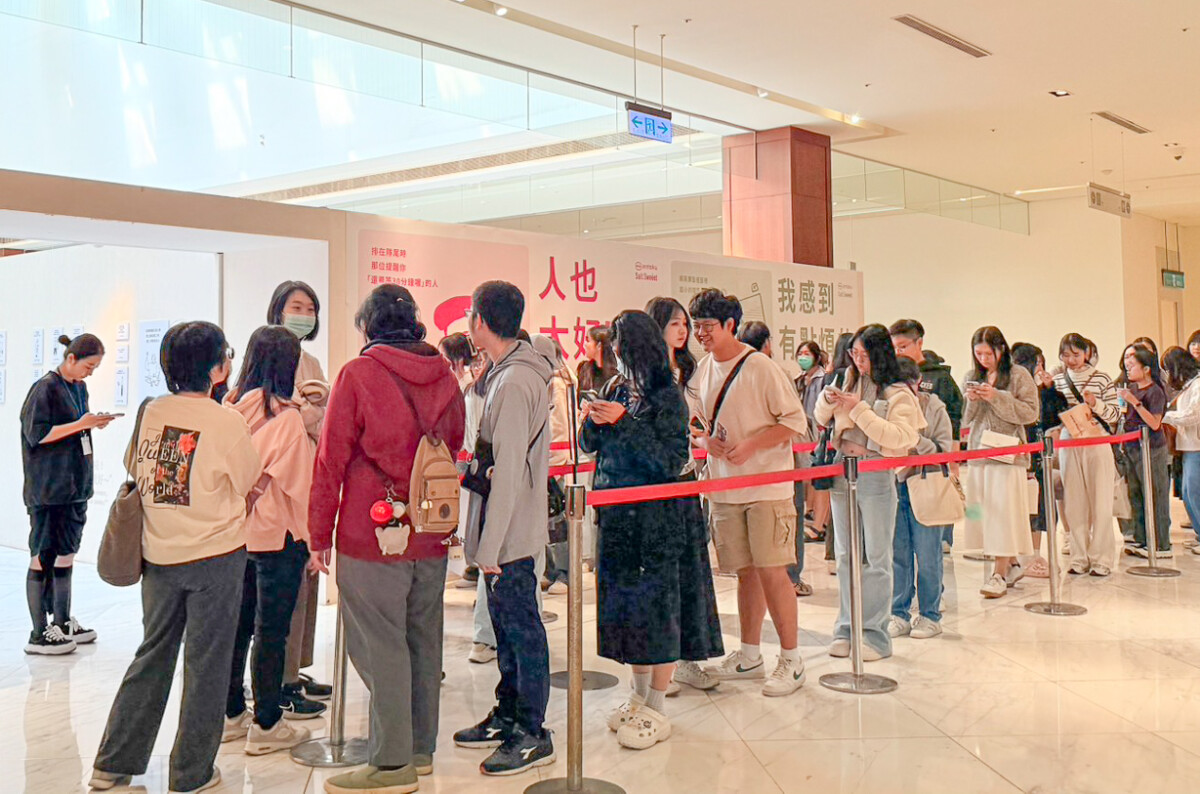 ▲《人也太好了吧展》×《我感到有點煩的小事展》首日爆排隊！日本人氣情感雙展點燃高雄寒假熱潮。（圖/新光三越高雄左營店提供）
