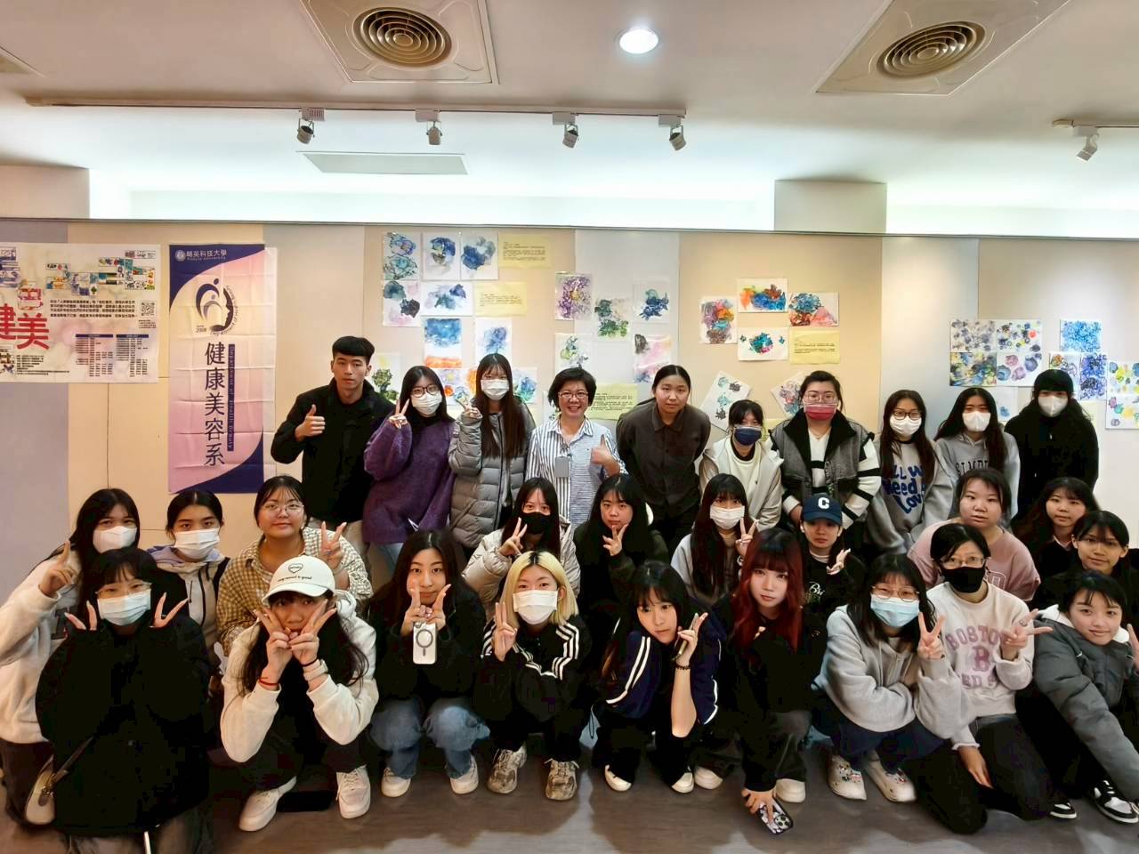 輔英科大「墨色健美展」展現校園創新教學 跨系學生以藝術與AI共寫情感故事
