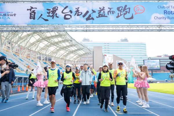第九屆盲人環台台北田徑場終點站,李洋部長與視障跑者跑進終點。