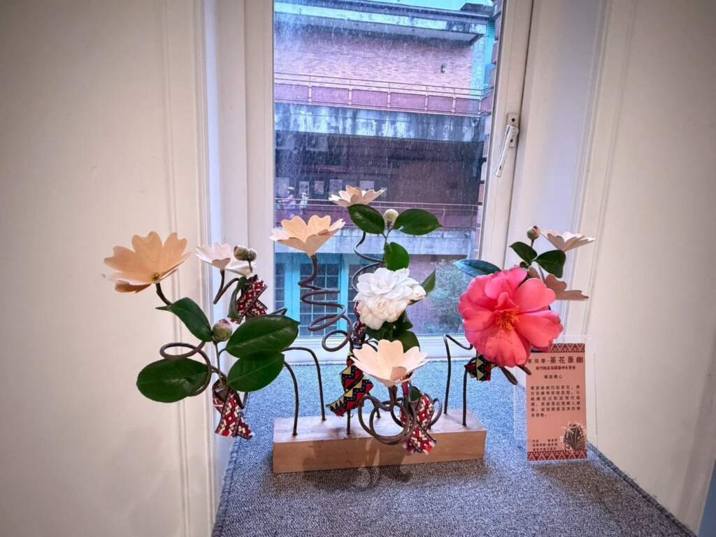 ▲以茶花原樹為主題的花藝。