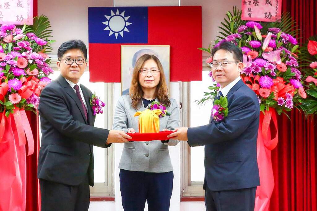 ▲新竹郵局局長交接,原局長吳進益榮陞桃園郵局局長,其職務由原臺北郵局副局長沈佛龍接任,象徵新竹郵局正式邁入全新發展階段。