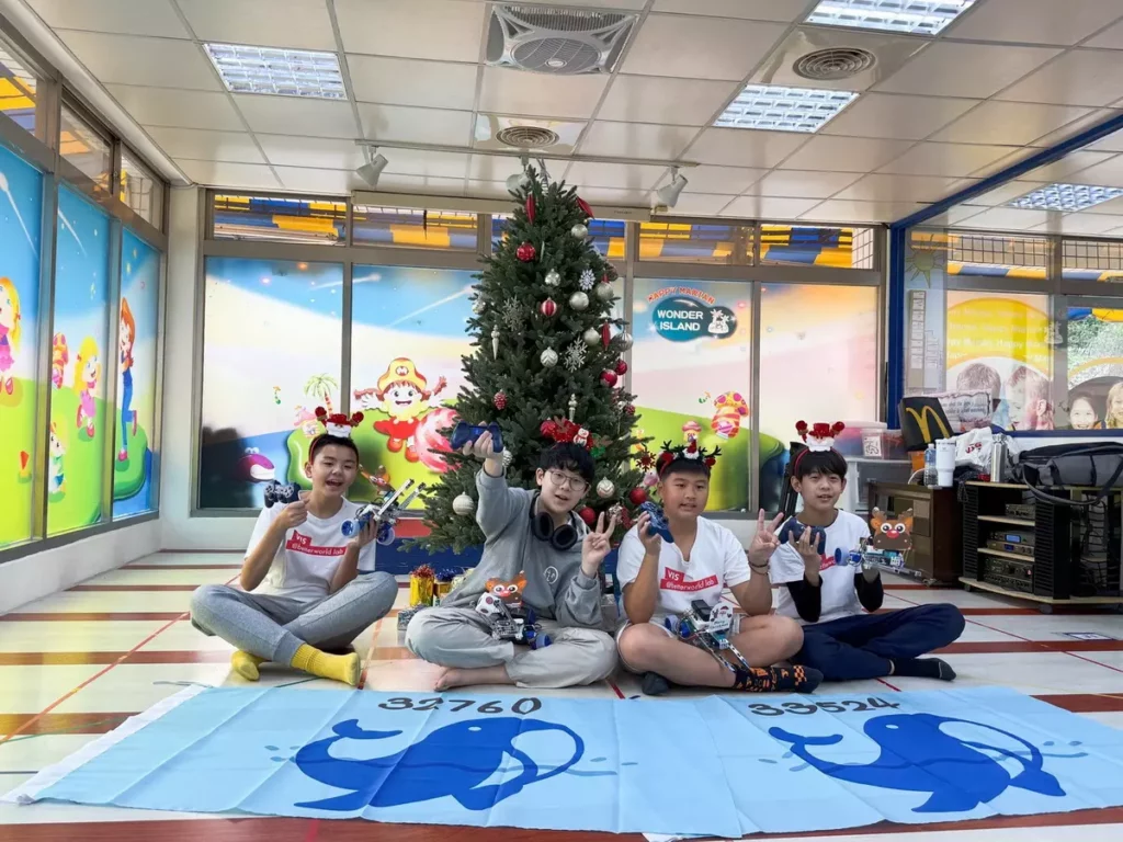 VIS國際實驗教育國中部機器人社團藉由到幼兒園社會服務,潛移默化推廣科技教育。