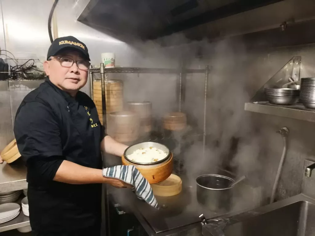 曾寫下單日煎製百台斤的傳奇紀錄,將當年服務長榮航太的嚴謹精神注入產品。每一片蘿蔔糕都承載著職人徹夜未眠的堅持,是老店最難忘的風味印記。