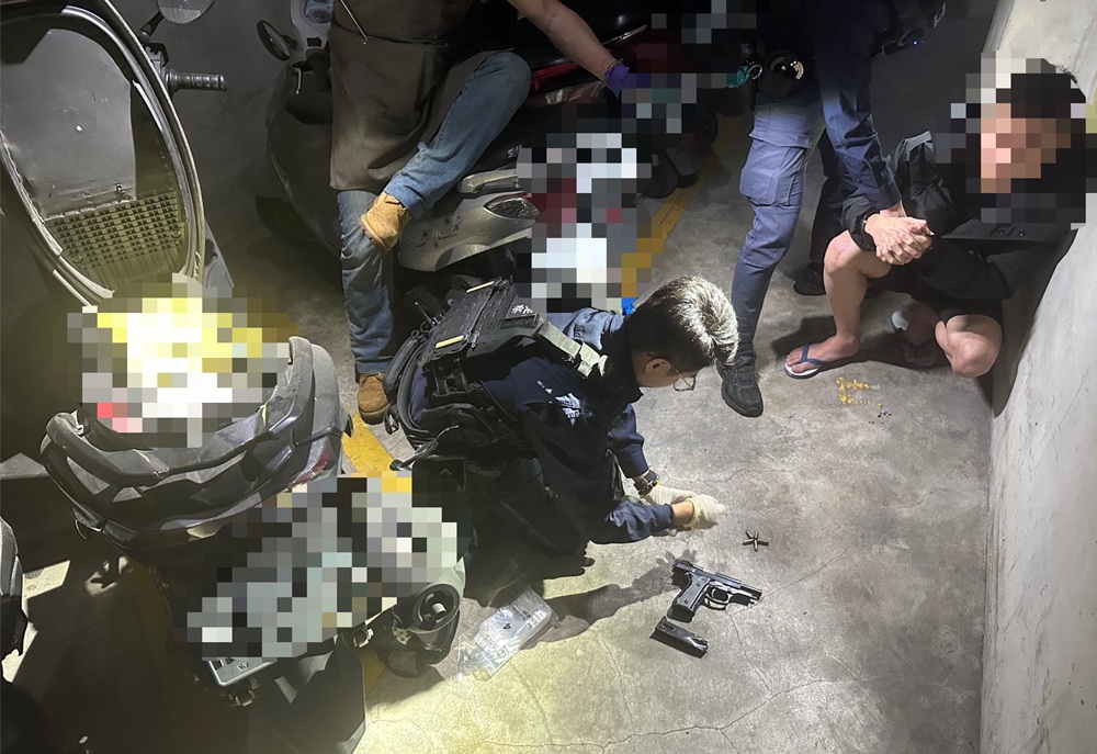 變換車道未打方向燈 警攔查逮通緝犯槓上開花起獲槍毒 239 cnews204260115a08
