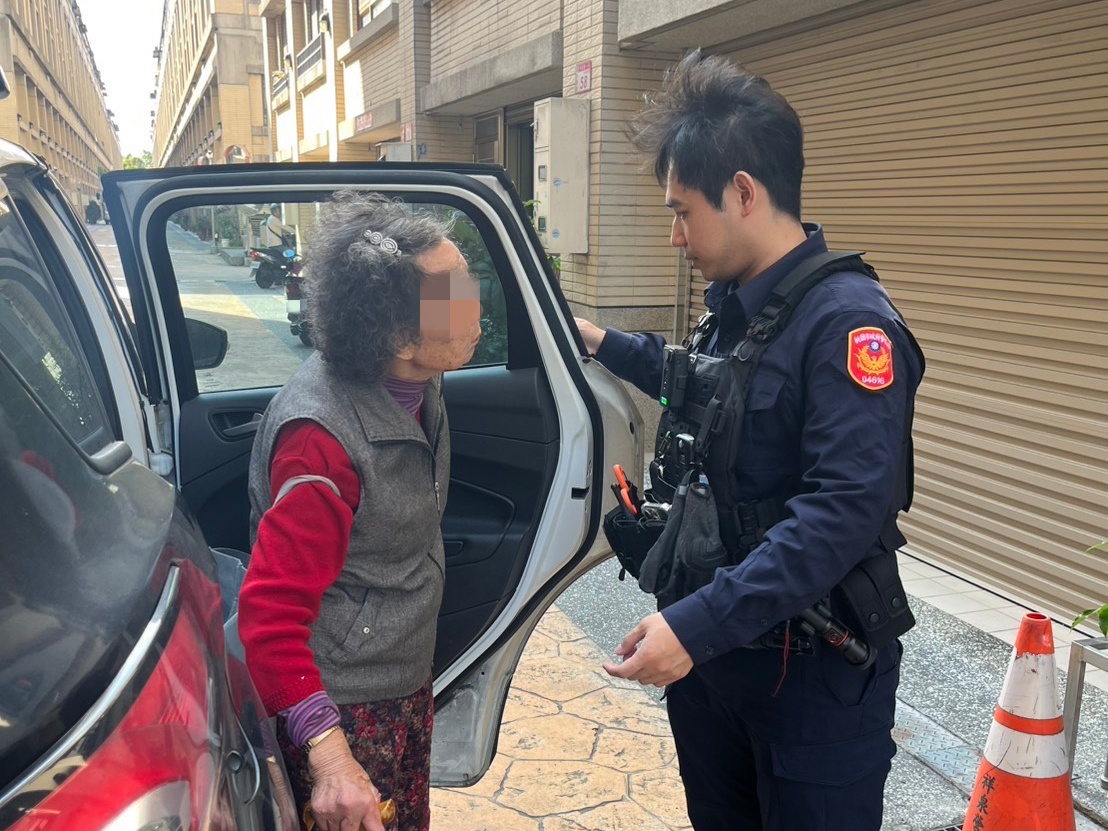 中壢老婦忘了回家的路 員警靠關鍵線索助團圓 6565fdeqew 2