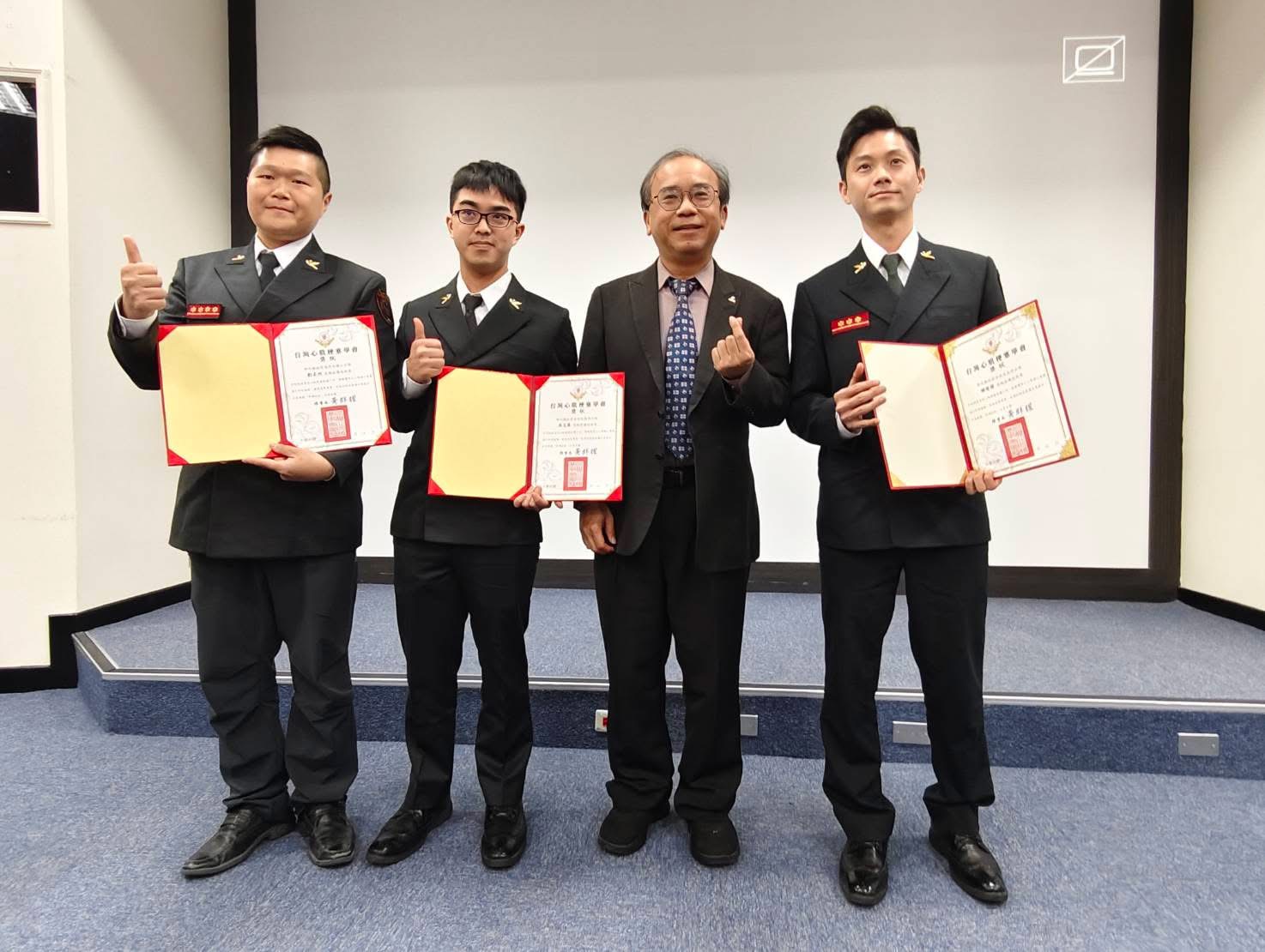 台灣心肌梗塞學會頒獎感謝搶救第一線消防有功人員的專業與辛勞。(圖/記者張家燁翻攝)