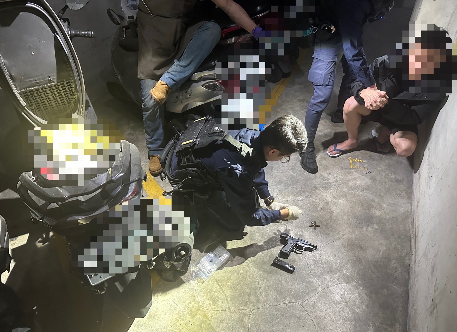 警方現場起獲槍械子彈。(記者徐煜勝翻攝)