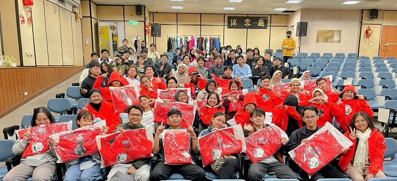 ▲聖約翰科技大學向校友總會發動「寒冬送暖」外套募集行動，短短兩天內即募得20.8萬元，順利購置一批全新保暖外套。
