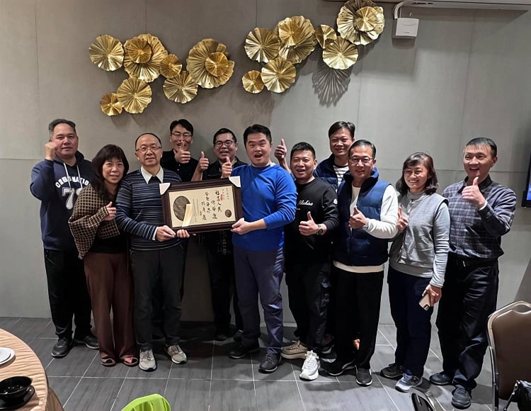 ▲虎尾分局分局長方子欽（前排右五）致贈榮退紀念品予巡官張福安（前排左二）。(記者劉春生攝)