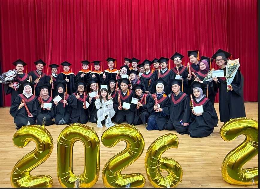 ▲印尼冷凍2+i專班全體畢業學生與教授們合影。(記者廖美雅翻攝)