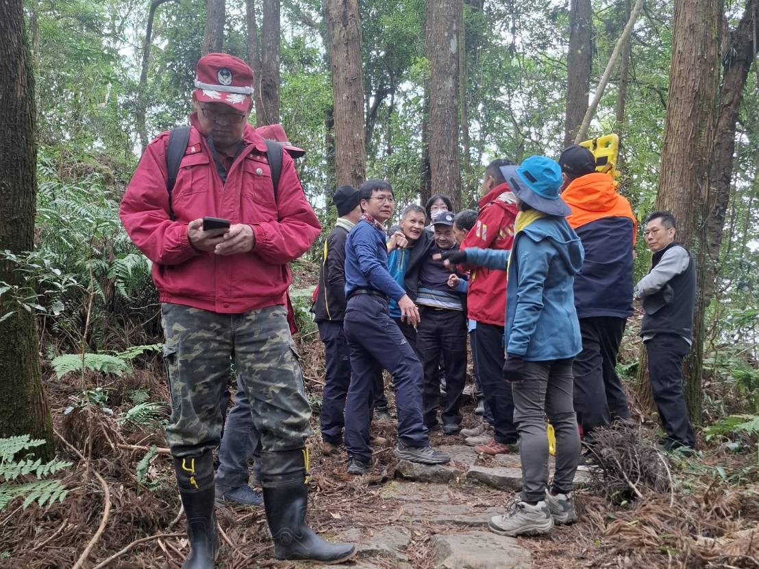 南投鹿谷溪頭鳳凰山林道一名山友現昏迷 消防局即刻救護