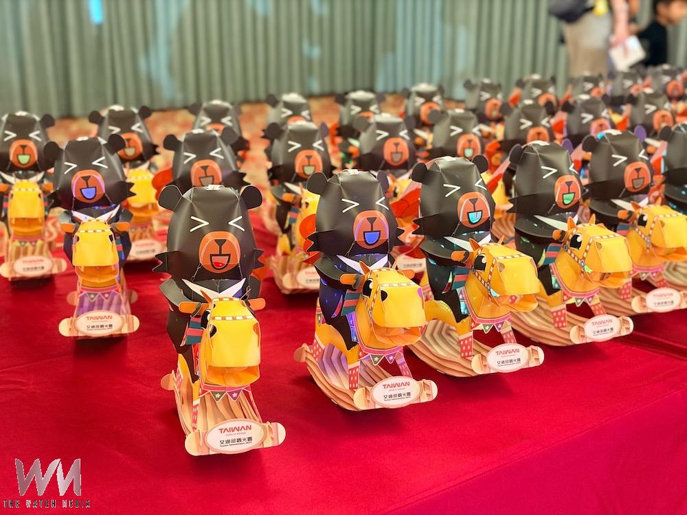 嘉義縣政府將於燈會期間,在主展區的太子大道與信義二路交叉口(近永慶高中),每日下午三點起限量發放「喔熊馬抵嘉」小提燈,每人僅限領取一盞,發完為止。(圖/嘉義縣政府提供)