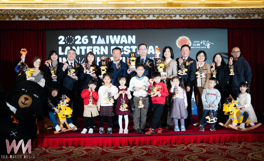 嘉義縣政府將於燈會期間,在主展區的太子大道與信義二路交叉口(近永慶高中),每日下午三點起限量發放「喔熊馬抵嘉」小提燈,每人僅限領取一盞,發完為止。(圖/嘉義縣政府提供)