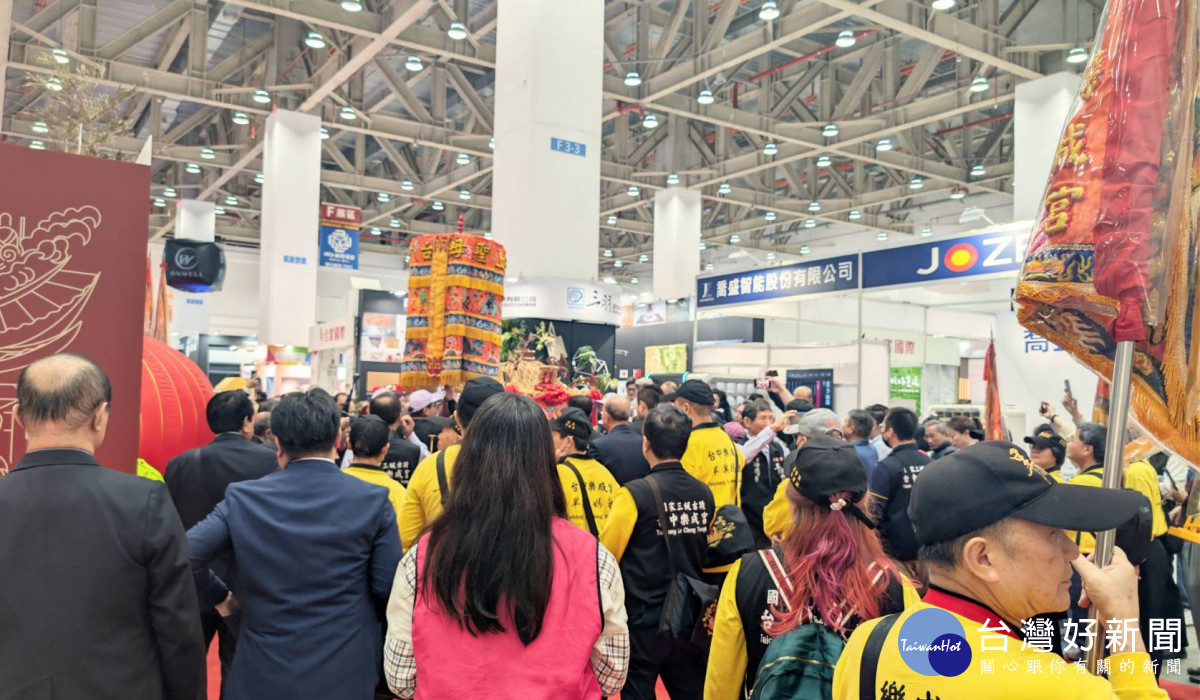 國定三級古蹟「台中樂成宮」神尊首度大規模進駐商業展覽現場，打造「城市祈願所」為各界職人與勞工加持，引來滿滿人潮。