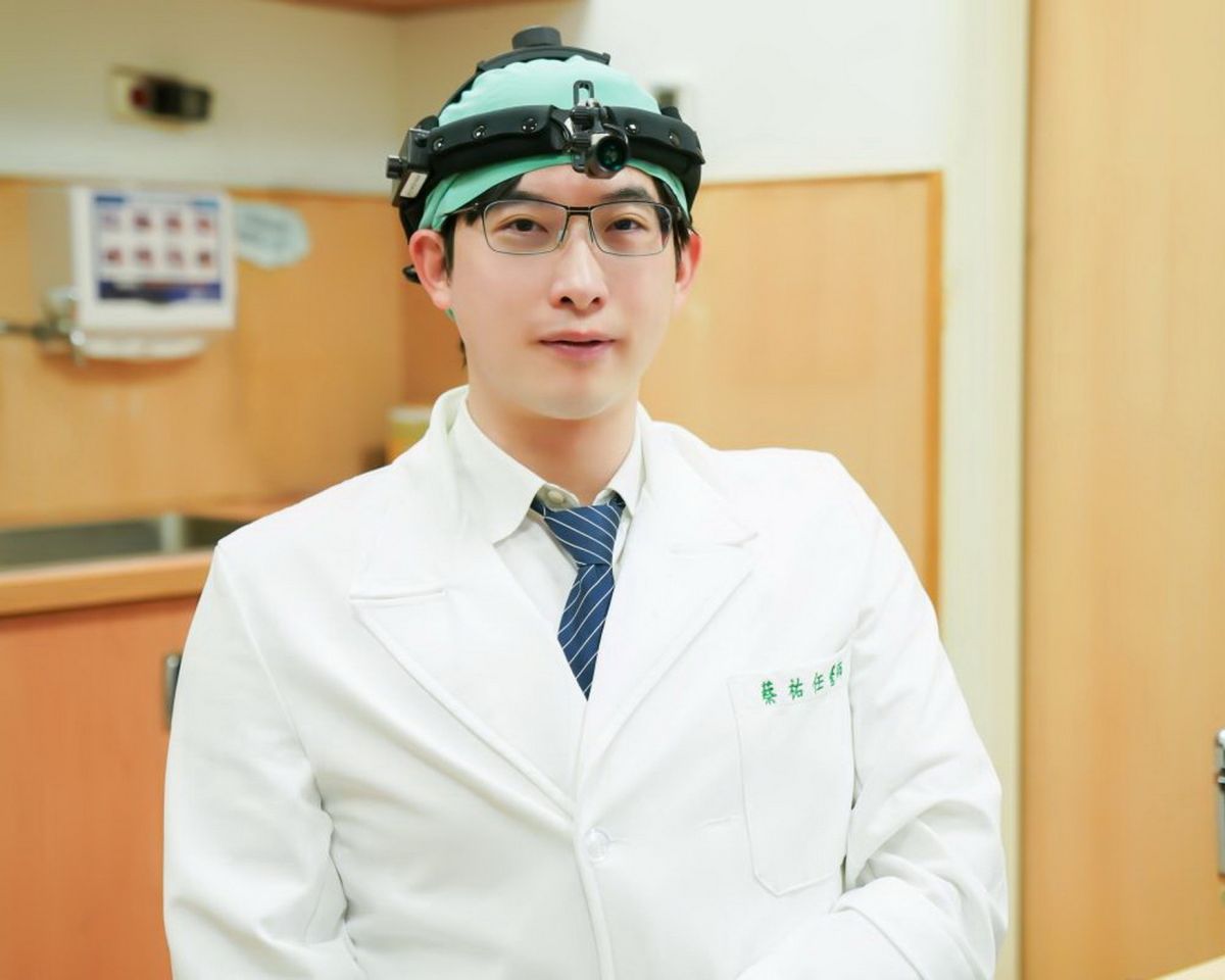 圖/蔡祐任醫師說明,過去腮腺切除常留下長達 10 公分的傷口,且易出現臉部凹陷。(台北慈濟醫院提供)