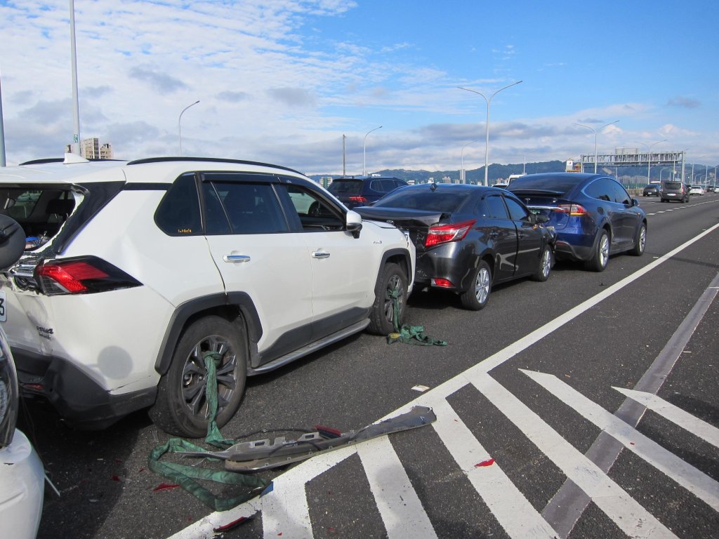 影/一個恍神害四車全傷!台74線連環追撞
