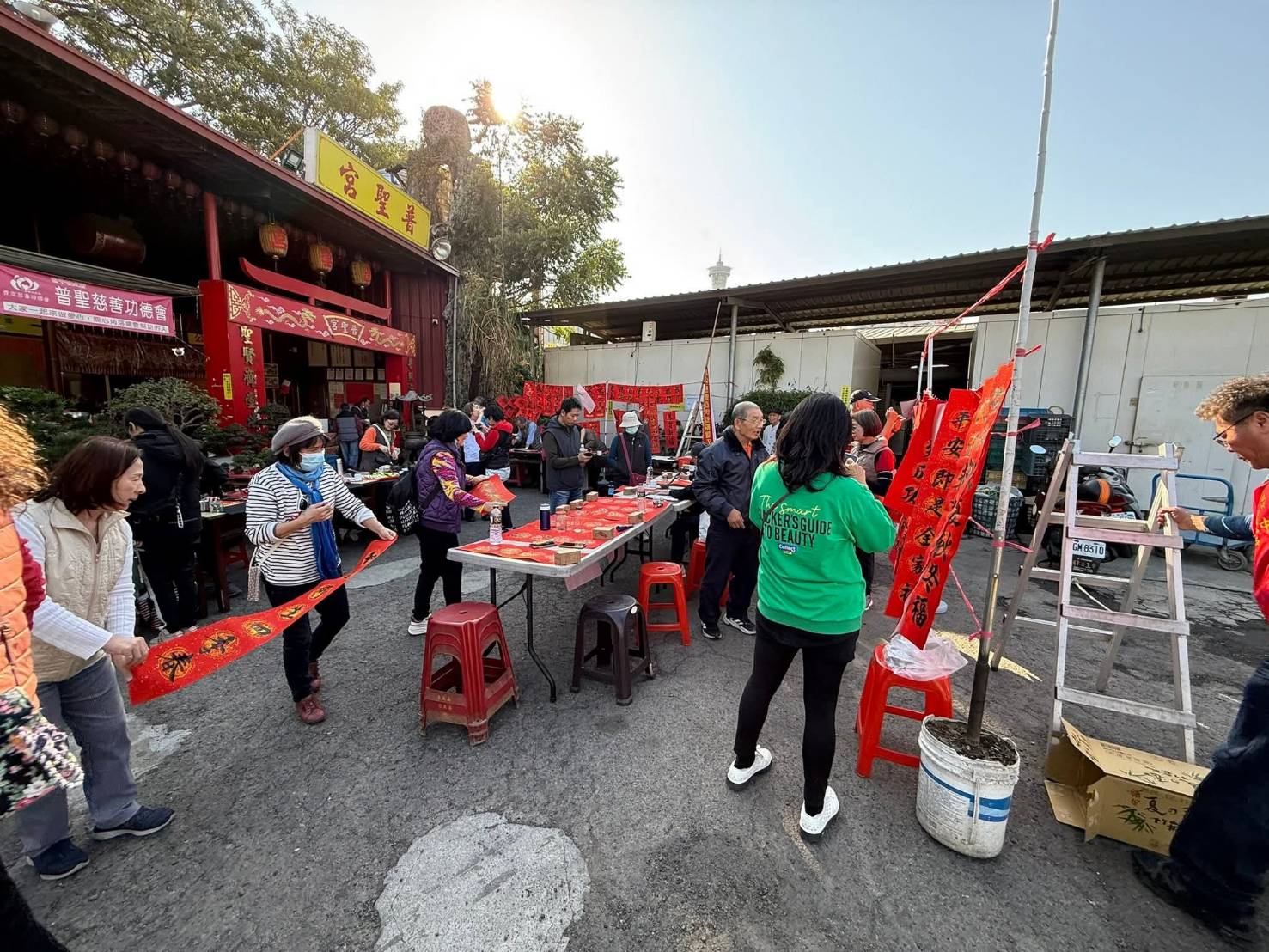 普聖宮廟埕化身公益與文化交流空間,書法揮毫、春聯贈送與關懷行動同步進行,延續宮方長期關注弱勢群族的初心,讓年節更添溫度。