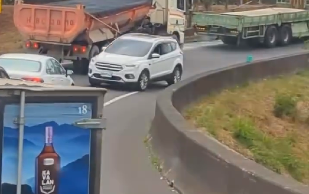 影/國道奇觀!休旅車逆向閃車陣下交流道 同時間小貨車跨槽化線換道