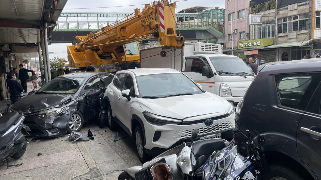 苗栗吊車煞車不及撞11輛車1行人! 行人受困車底消防隊員救出送醫