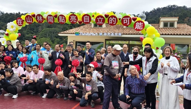 全台首家與機構合作特殊門市 全家華光關西店開幕